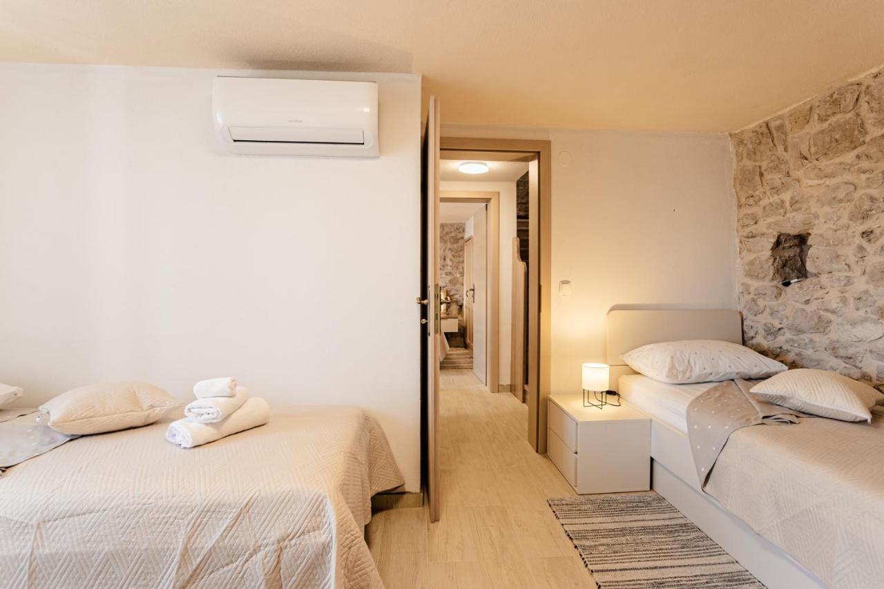 Patakun Holiday Home For 5, With Heated Pool Lecevica Exterior photo